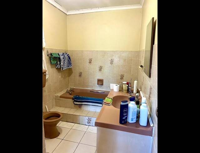 4 BEDROOM HOUSE FOR SALE IN BERGZICHT